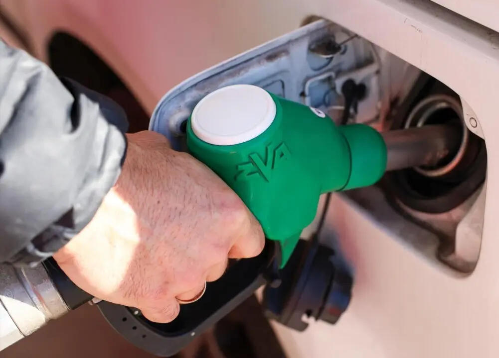  Archivo - Una persona reposta en una gasolinera, a 26 de diciembre de 2024, en Madrid (Espa&ntilde;a). Coincidiendo con la primera fase de la operaci&oacute;n salida de Navidad, que tuvo lugar desde el pasado 20 de diciembre hasta ayer, 25 de diciembre, los precios de - Europa Press - Archivo 