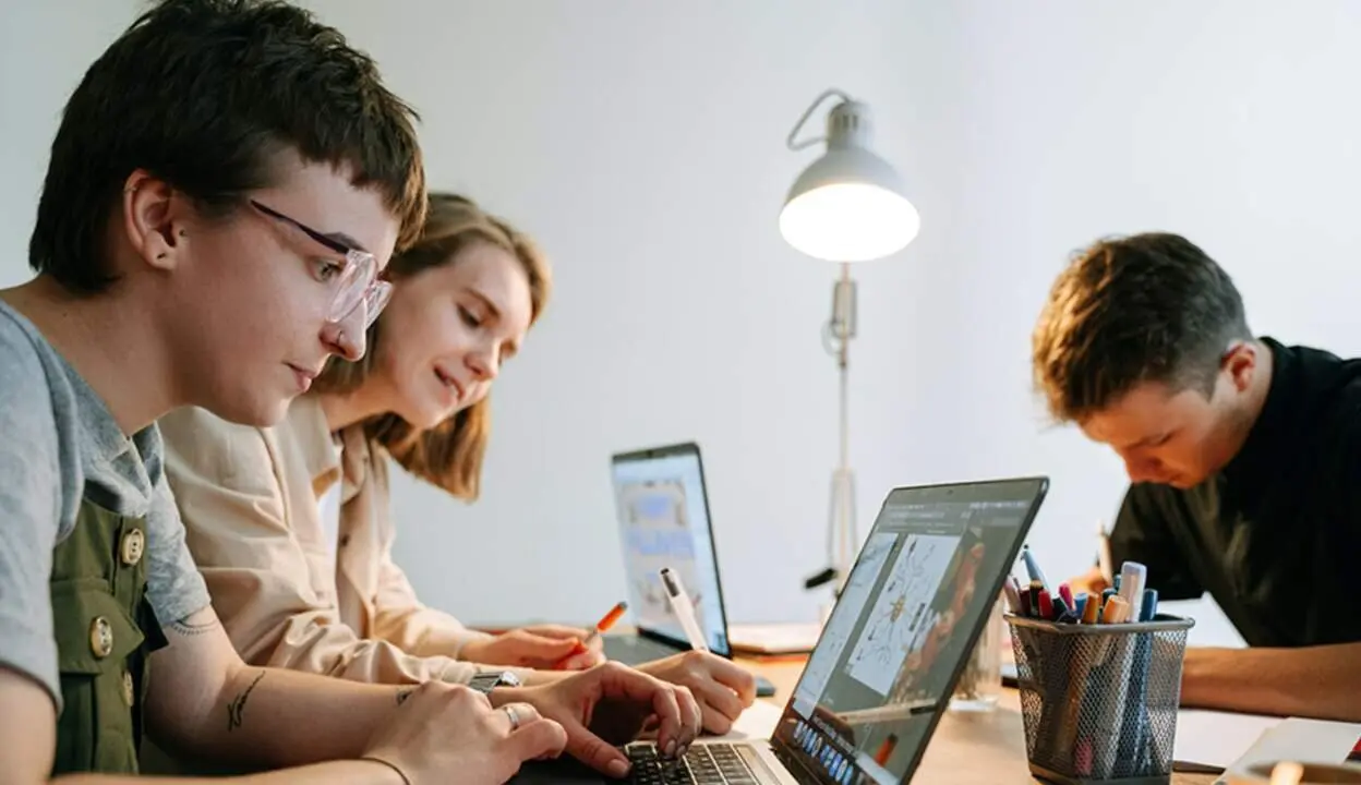  J&oacute;venes desarrollando un proyecto. 