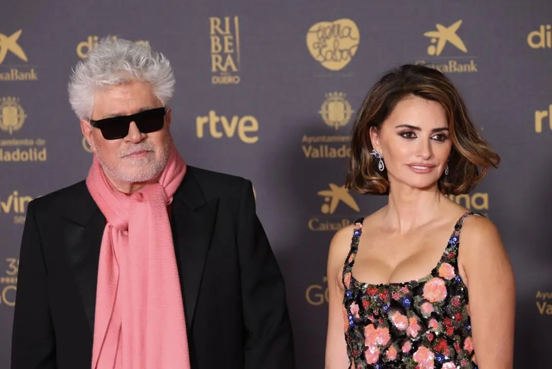  Archivo - La actriz Pen&eacute;lope Cruz y el director Pedro Almod&oacute;var posan en la alfombra rosa previa a la gala de la 38 edici&oacute;n de los Premios Goya, en el Auditorio Feria de Valladolid, a 10 de febrero de 2024, en Valladolid, Castilla y Le&oacute;n (Espa&ntilde;a). - Ra&uacute;l Terrel - Europa Press - Archivo 