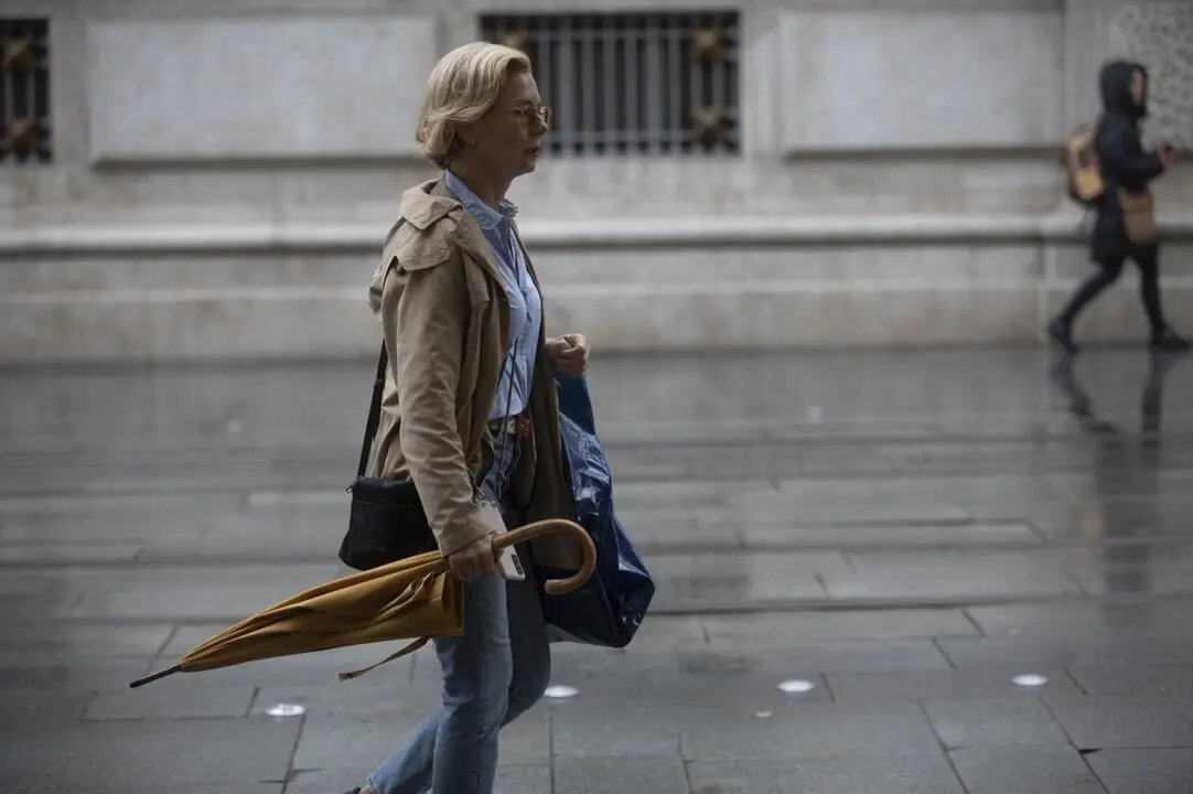  Archivo - Una mujer con gabardina y paraguas. A 21 de octubre de 2022, en Sevilla (Andaluc&iacute;a, Espa&ntilde;a). - Mar&iacute;a Jos&eacute; L&oacute;pez - Europa Press - Archivo 