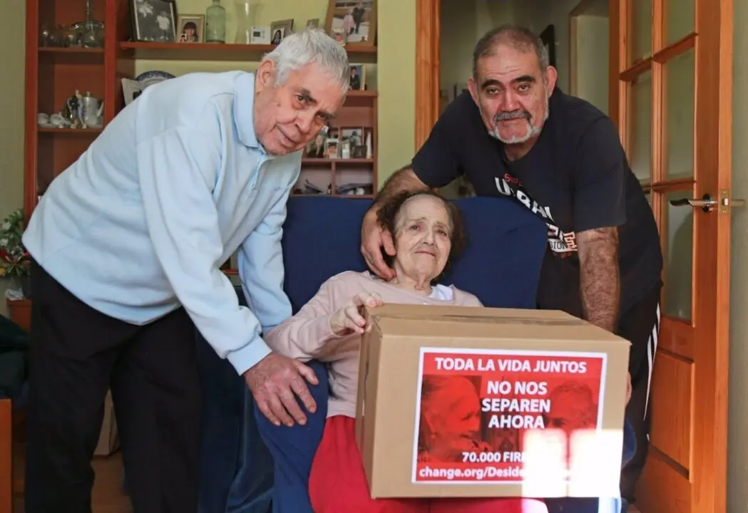  Desiderio y Soledad junto a su hijo Jos&eacute;. - CHANGE.ORG 