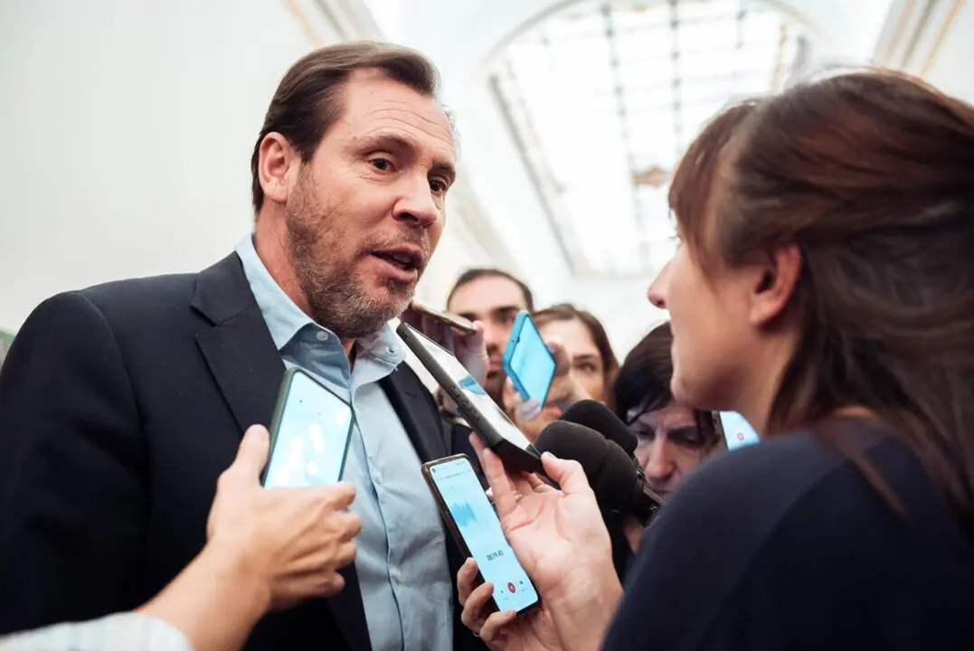  El ministro de Transporte y Movilidad Sostenible, &Oacute;scar Puente, ofrece declaraciones a los medios durante una sesi&oacute;n plenaria extraordinaria, en el Congreso de los Diputados, a 22 de enero de 2025, en Madrid (Espa&ntilde;a). El Congreso celebra el primer pleno d - Gabriel Luengas - Europa Press 