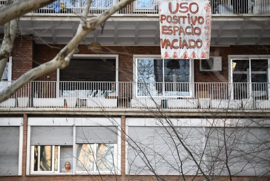  Archivo - Pancarta en un balc&oacute;n por el desalojo del centro social okupado &lsquo;La Ferroviaria&rsquo;, en la Plaza de Luca de Tena, en Madrid - Fernando S&aacute;nchez - Europa Press - Archivo 