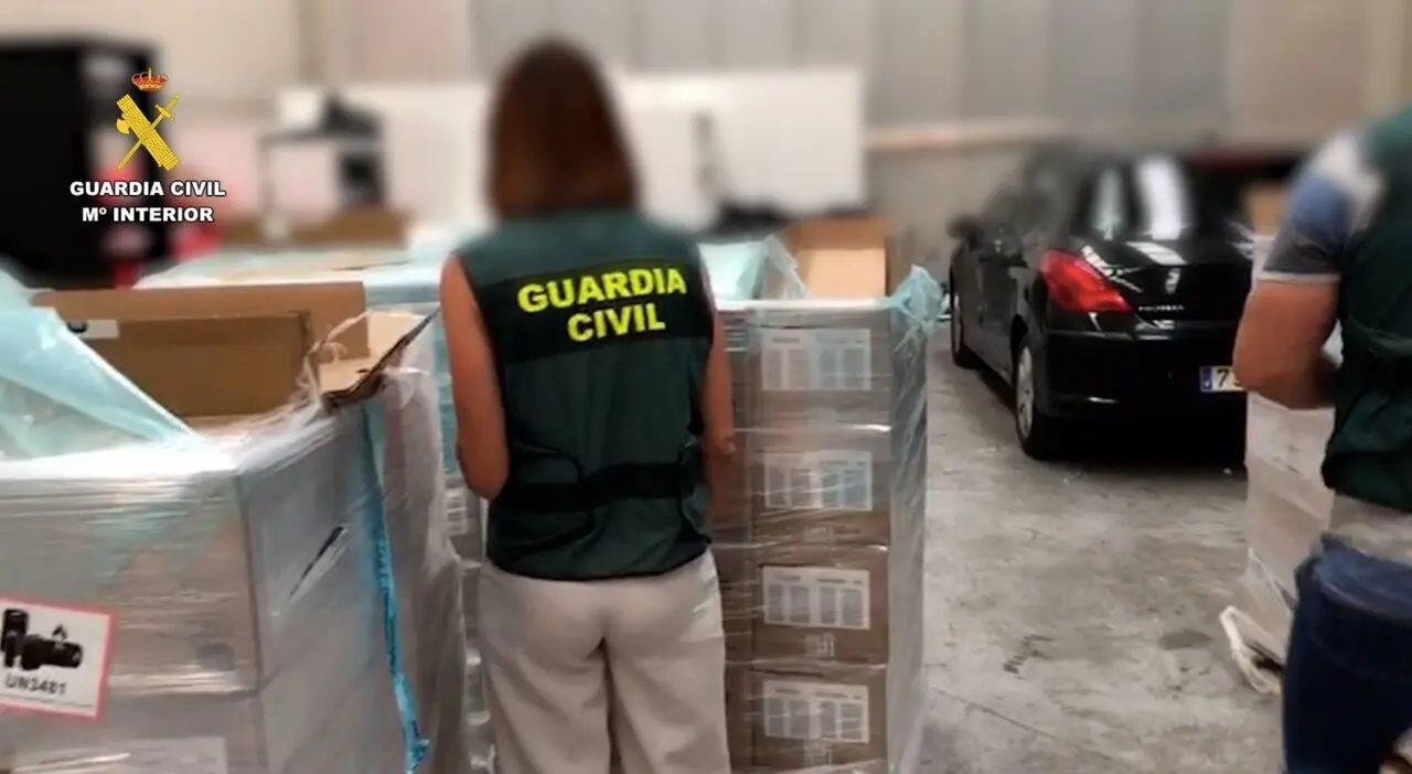  Desarticulado un grupo criminal que se hac&iacute;an pasar por polic&iacute;as para atracar a camioneros - GUARDIA CIVIL | EP 