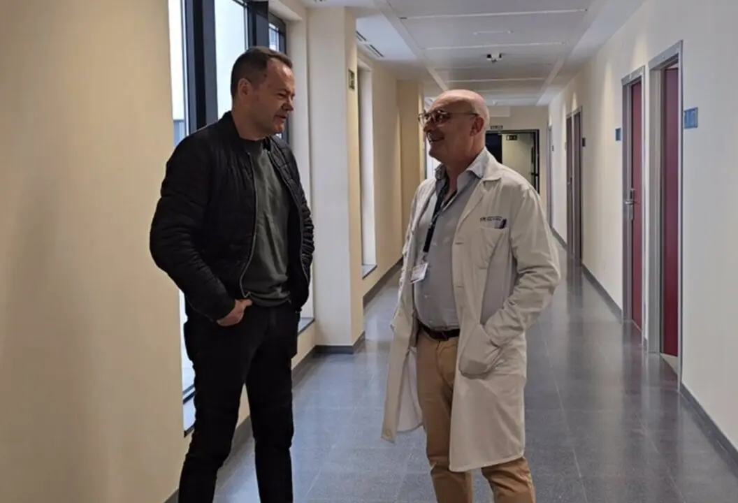  Jos&eacute; Ram&oacute;n, Paciente Curado Con CAR-T, Y El Doctor Joaqu&iacute;n Mart&iacute;nez L&oacute;pez, Jefe De Servicio De Hemarolog&iacute;a Del Hospital 12 De Octubre - HOSPITAL 12 DE OCTUBRE 