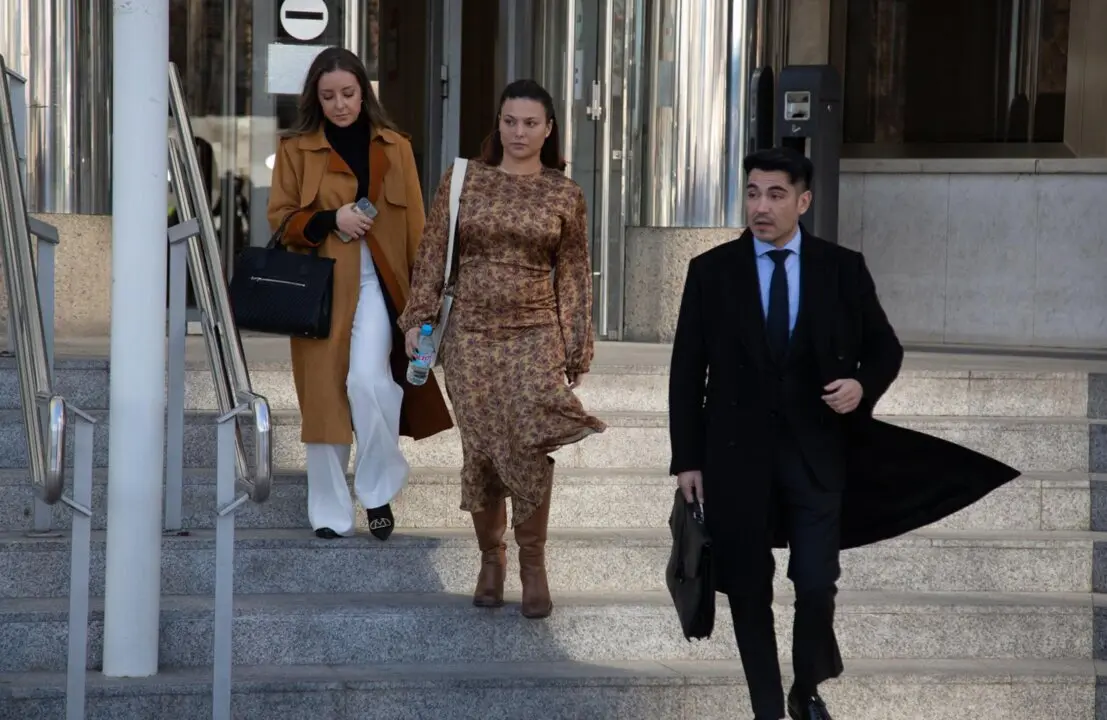  Archivo - La actriz Elisa Moulia&aacute; (c), sale de declarar de los juzgados de Plaza de Castilla, junto a su abogado, Alfredo Arri&eacute;n, a 16 de enero de 2025, en Madrid (Espa&ntilde;a). - Candela Ord&oacute;&ntilde;ez - Europa Press - Archivo 