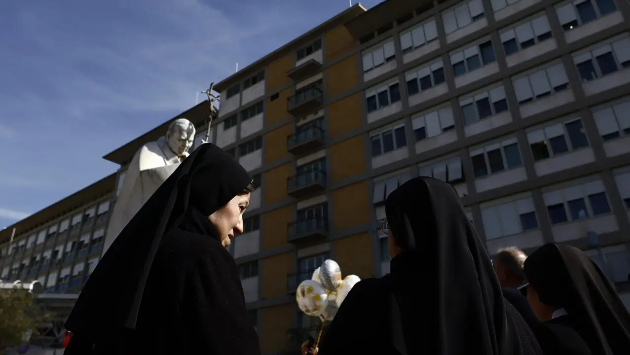  Religiosas en el exterior del Hospital Gemelli de Roma. - Cecilia Fabiano / Zuma Press / ContactoPhoto 