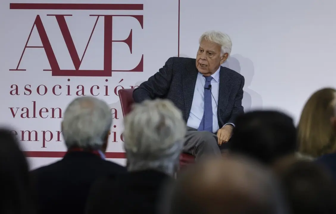  El expresidente del Gobierno, Felipe Gonz&aacute;lez, interviene durante la asamblea general de la Asociaci&oacute;n Valenciana de Empresarios (AVE), en l'Alqueria del Basket, a 26 de febrero de 2025, en Valencia, Comunidad Valenciana (Espa&ntilde;a). - Rober Solsona - Europa Press 