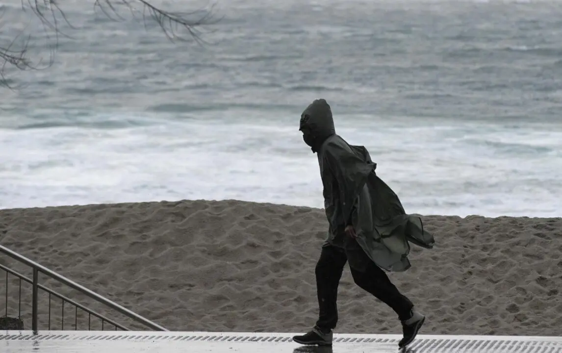  Archivo - Una persona camina por el paseo mar&iacute;timo de A Coru&ntilde;a, Galicia (Espa&ntilde;a), a 30 de enero de 2021. Este s&aacute;bado Galicia est&aacute; afectada por una borrasca denominada 'Justine' que ha dejado cielos cubiertos con precipitaciones, localmente tormentosas. - M. Dylan - Europa Press - Archivo 