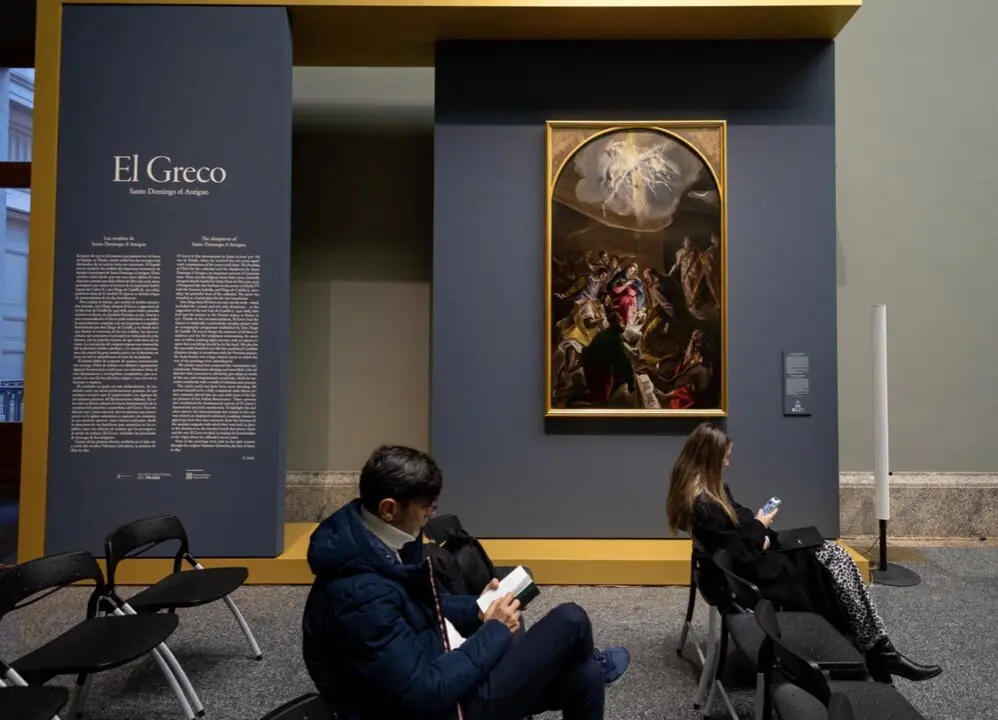  Un visitante contempla la obra 'La Asunci&oacute;n' de El Greco en la presentaci&oacute;n de la exposici&oacute;n 'El Greco. Santo Domingo el Antiguo', en el Museo del Prado, a 17 de febrero de 2025, en Madrid (Espa&ntilde;a). La exposici&oacute;n, que ha contado con el patrocinio de la Fu - Eduardo Parra - Europa Press 
