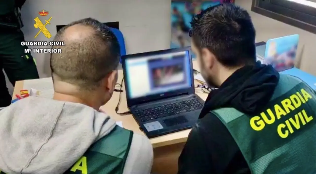  La Guardia Civil registra el ordenador de un ped&oacute;filo con m&aacute;s de 2,5 terabytes de contenido sexual infantil que ha sido detenido en la provincia de C&aacute;ceres - GUARDIA CIVIL | EP 