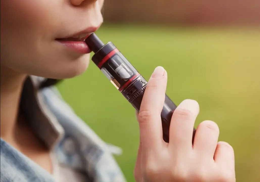  Archivo - Persona usando un vapeador - MAR&GEN 