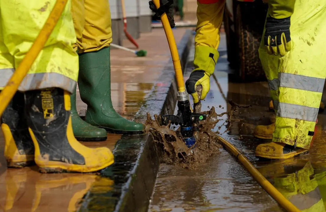  Archivo - Varias personas desatascan una alcantarilla en el pol&iacute;gono, a 14 de noviembre de 2024, en Alfafar, Valencia, Comunidad Valenciana (Espa&ntilde;a). El pasado 29 de octubre una DANA asol&oacute; la provincia de Valencia. La peor gota fr&iacute;a del pa&iacute;s en el siglo s - Eduardo Manzana - Europa Press - Archivo 