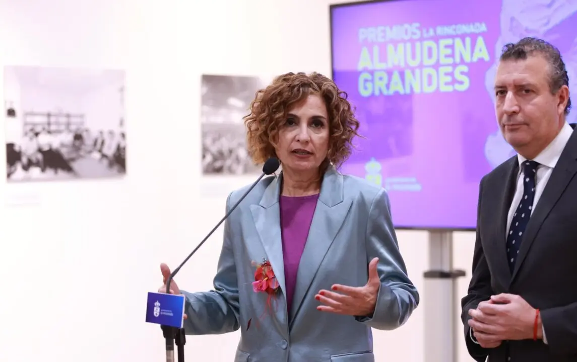  La vicepresidenta primera del Gobierno y ministra de Hacienda, Mar&iacute;a Jes&uacute;s Montero, atiende a los medios antes de presidir el acto de entrega de los Premios de Novela y Ensayo 'Almudena Grandes'. A 06 de marzo de 2025, en La Rinconada, Sevilla (Andaluc&iacute;a, - Roc&iacute;o Ruz - Europa Press 