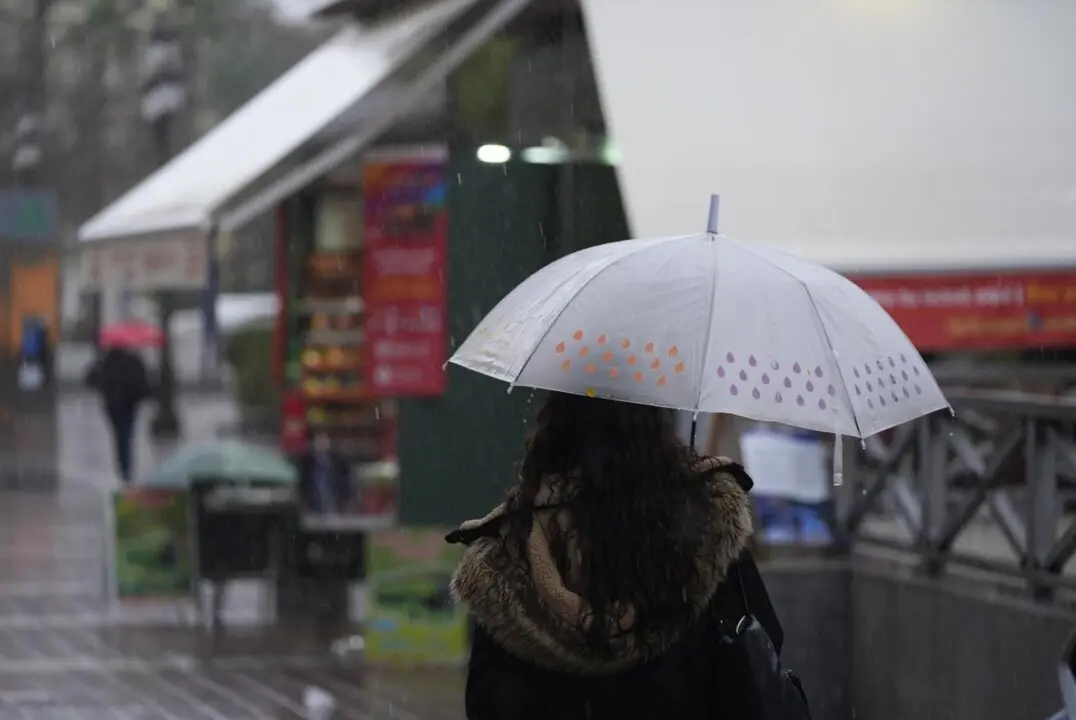  Una persona se protege de la lluvia con un paraguas. A 03 de marzo de 2025, en Sevilla (Andaluc&iacute;a, Espa&ntilde;a). - Joaquin Corchero - Europa Press 