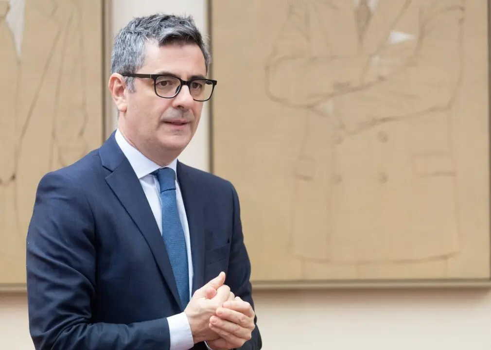  El ministro de la Presidencia Justicia, y Relaciones con las Cortes, F&eacute;lix Bola&ntilde;os, llega a la Comisi&oacute;n Constitucional, en el Congreso de los Diputados. - Eduardo Parra - Europa Press 