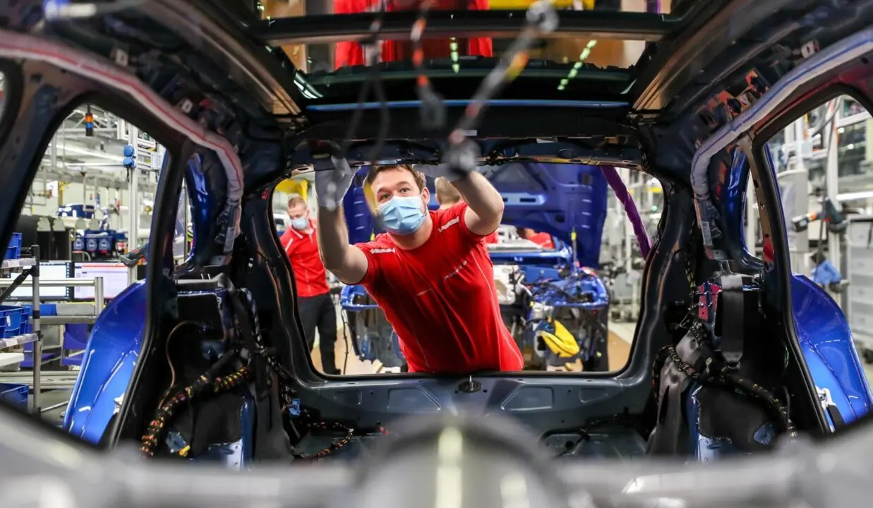  Archivo - Un empleado trabajando en una f&aacute;brica de coches Porsche en Leipzig (Alemania). - Jan Woitas/dpa-Zentralbild/dpa - Archivo 