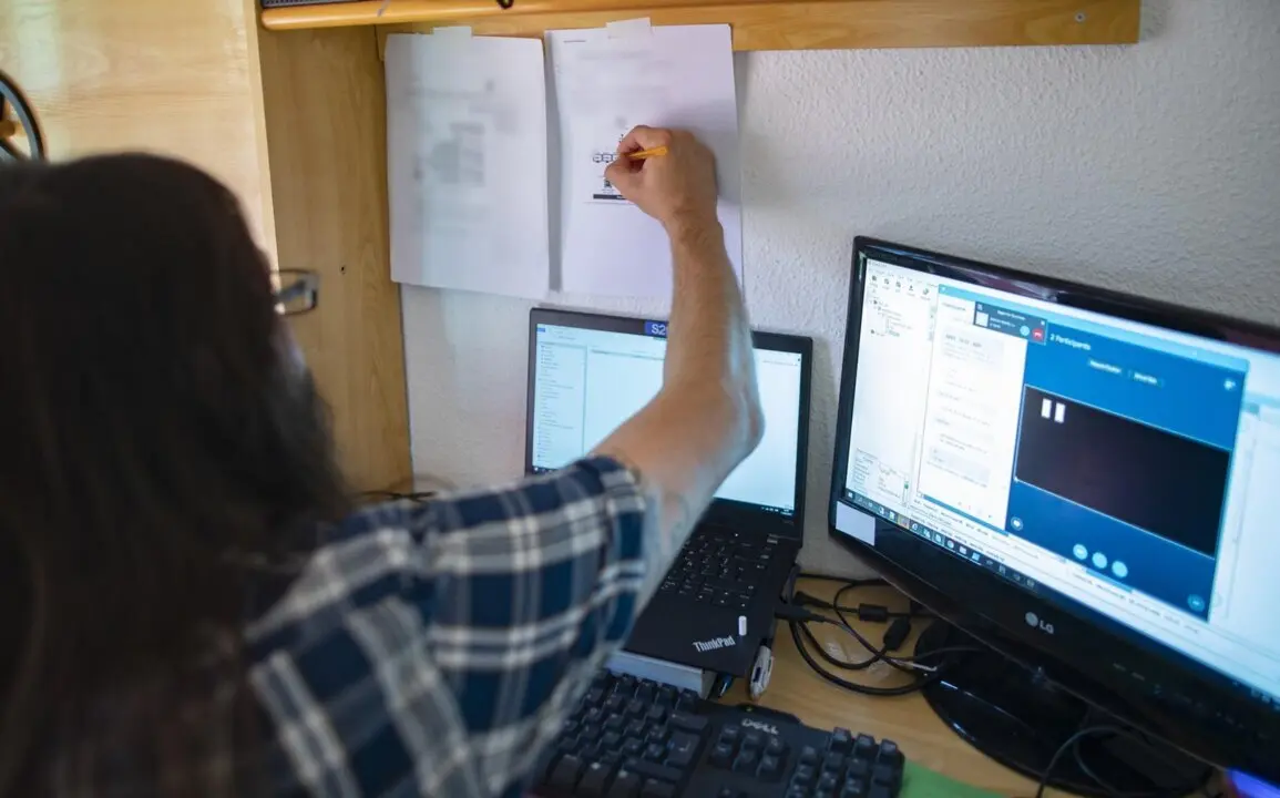  Archivo - Una persona teletrabajando desde su casa - Eduardo Parra - Europa Press - Archivo 