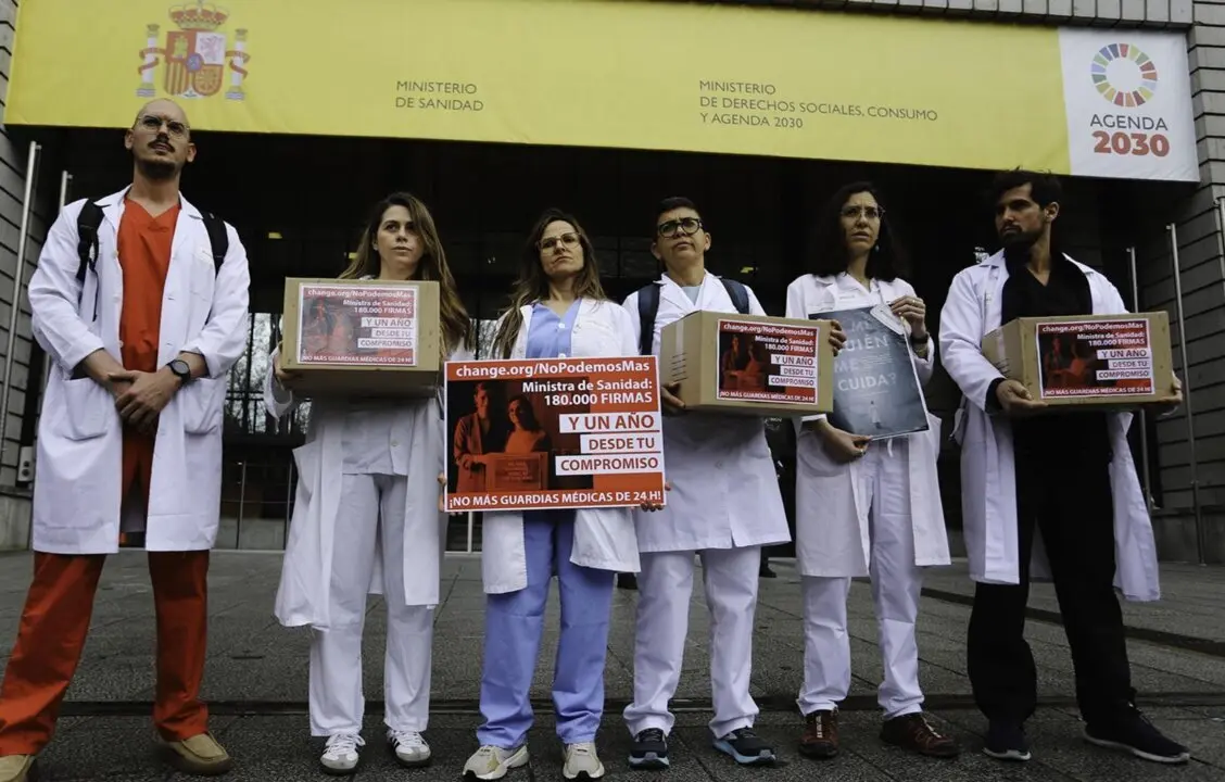  M&eacute;dicos entregan a Sanidad m&aacute;s de 180.000 firmas contra las guardias de 24 horas - CHANGE.ORG/NOPODEMOSMAS 