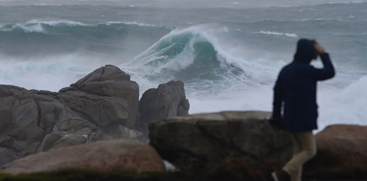  Archivo - Una persona camina por el paseo mar&iacute;timo observando el mar embravecido, a 4 de noviembre de 2023, en A Coru&ntilde;a, Galicia (Espa&ntilde;a). - M. Dylan - Europa Press - Archivo 