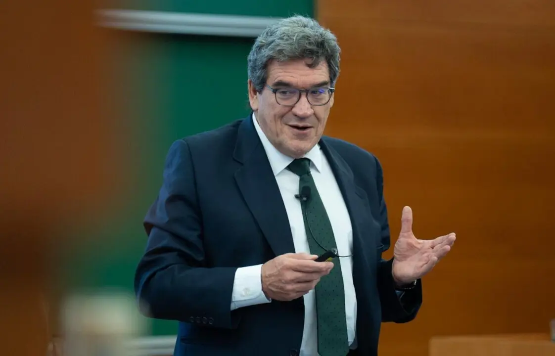  El gobernador del Banco de Espa&ntilde;a, Jos&eacute; Luis Escriv&aacute;, interviene durante la Conferencia sobre IA en finanzas, en IESE Business School, a 21 de marzo de 2025, en Barcelona, Catalunya (Espa&ntilde;a). - David Zorrakino - Europa Press 
