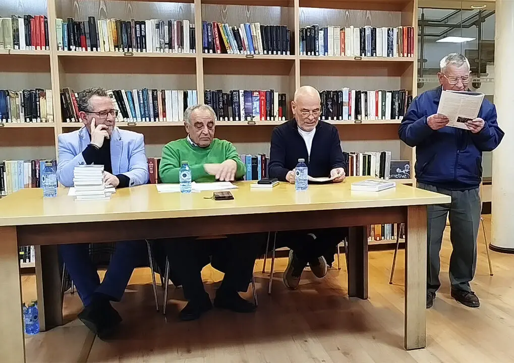  El poeta Julián Mateos de la Higuera recitando una de sus composiciones | NP Grupo Oretania 