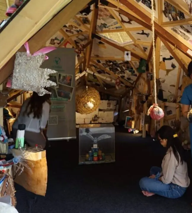  Unas j&oacute;venes rezan dentro del 'Poliedro Hati', en Indonesia. - SCHOLAS OCURRENTES | EP 