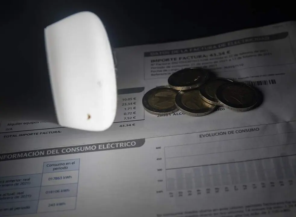  Una l&aacute;mpara refleja el importe de una factura el d&iacute;a en que el precio de la luz ha marcado un m&iacute;nimo por primera vez en dos meses, a 27 de diciembre de 2021, en Madrid, (Espa&ntilde;a). - Eduardo Parra - Europa Press 