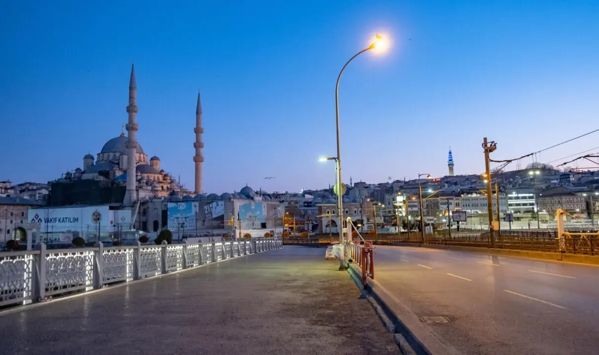  Archivo - Vista general del puente de G&aacute;lata, en Estambul (Turqu&iacute;a), durante el confinamiento por la pandemia de coronavirus - Yasin Akgul/dpa - Archivo 