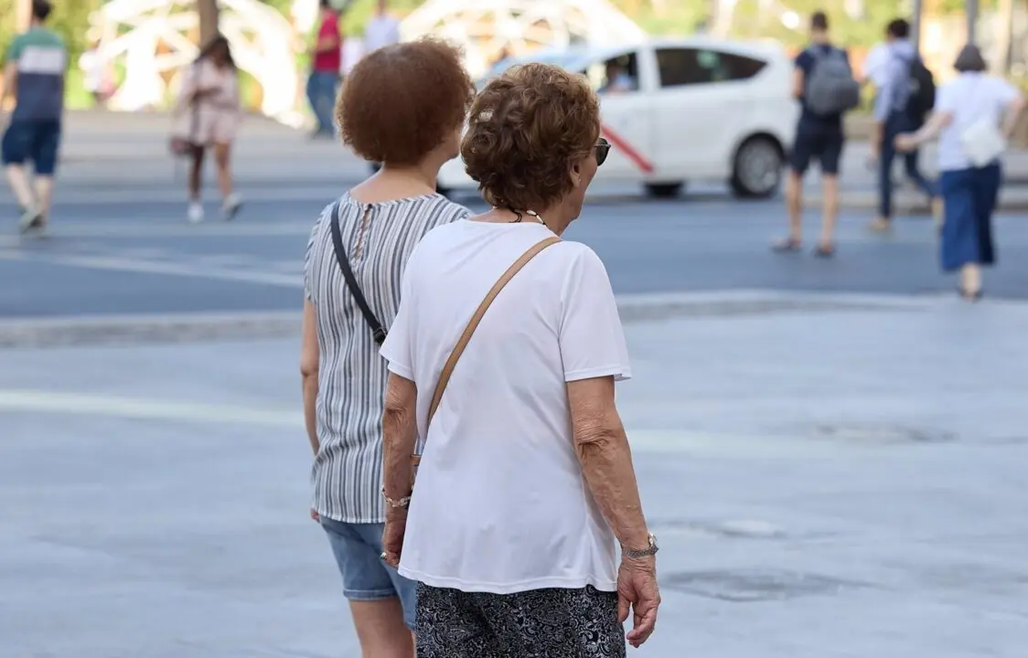  Archivo - Dos mujeres jubiladas caminan por una calle de Madrid - JES&Uacute;S HELL&Iacute;N / EUROPA PRESS - Archivo 