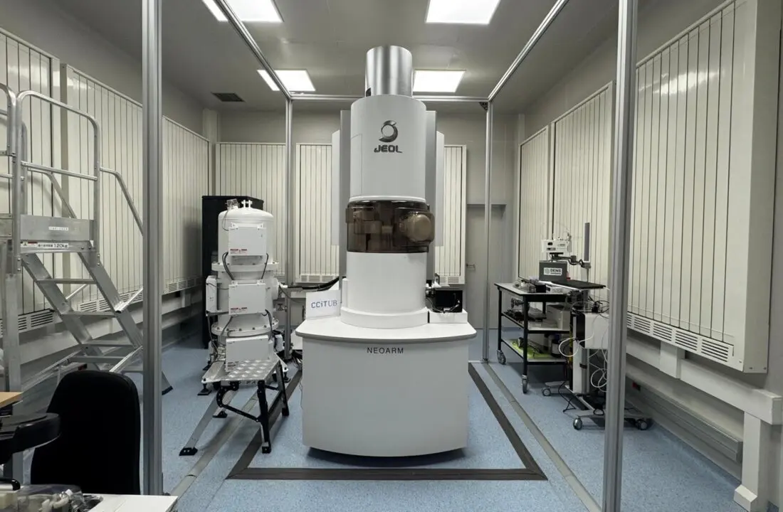  Archivo - El nuevo microscopio en las instalaciones del Parc Cient&iacute;fic de Barcelona - EUROPA PRESS - Archivo 