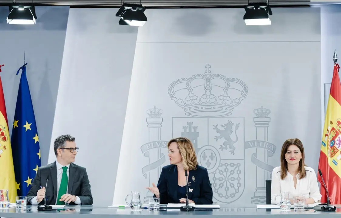  (I-D) El ministro de la Presidencia, Relaciones con las Cortes y Justicia, F&eacute;lix Bola&ntilde;os; la ministra Portavoz, Pilar Alegr&iacute;a y la ministra de Juventud e Infancia, Sira Rego, durante una rueda de prensa tras el Consejo de Ministros - Carlos Luj&aacute;n - Europa Press 