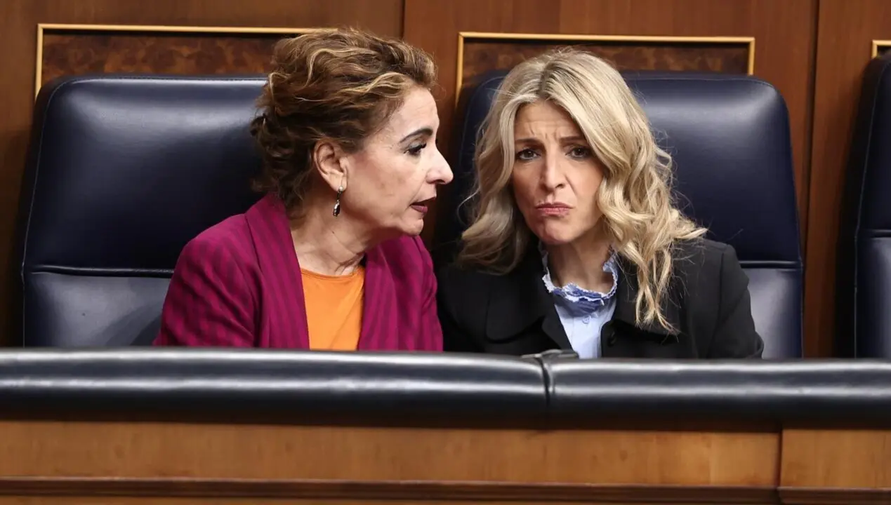  La vicepresidenta primera y ministra de Hacienda, la socialista Mar&iacute;a Jes&uacute;s Montero (i) y la vicepresidenta segunda y titular de Trabajo, Yolanda D&iacute;az , de Sumar, en una sesi&oacute;n plenaria e - Eduardo Parra - Europa Press 