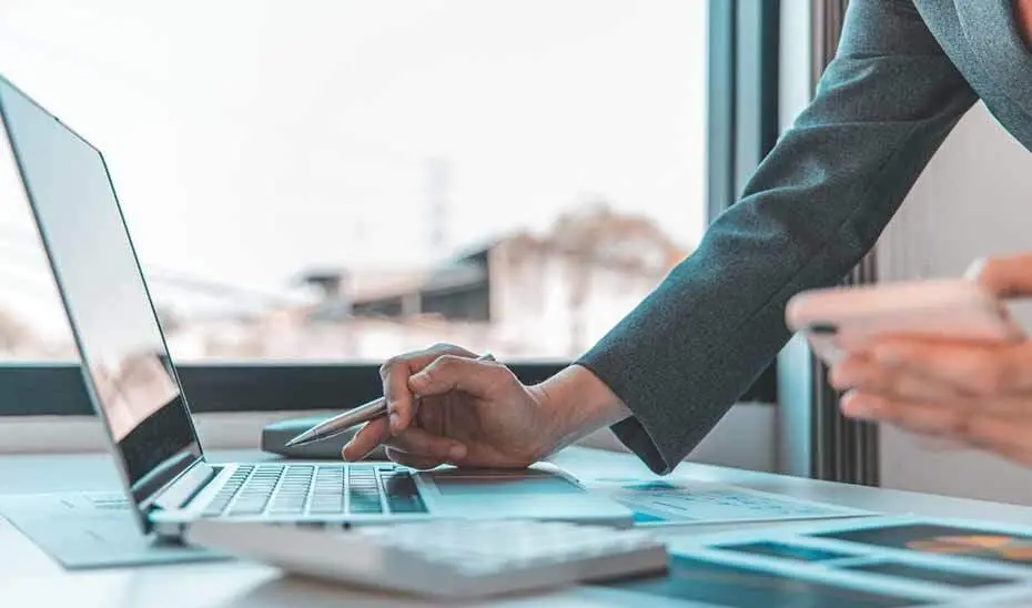  Aut&oacute;nomo trabajando en su portatil 