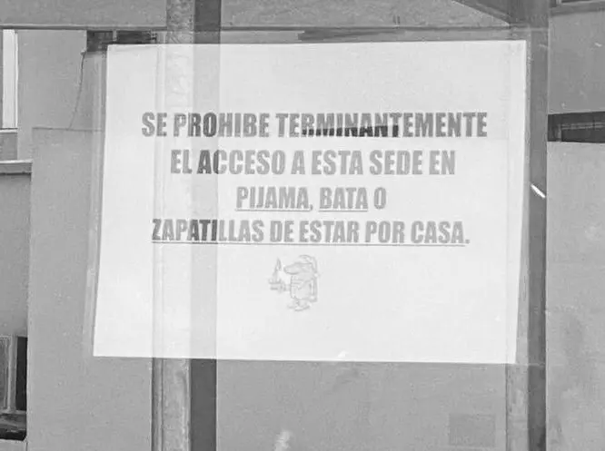  El viral cartel que proh&iacute;be el acceso en pijama en La L&iacute;nea de la Concepcion, C&aacute;diz 