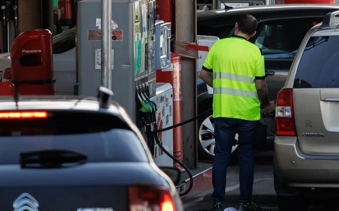  Archivo - Un hombre echa carburante a su veh&iacute;culo en una gasolinera, a 11 de octubre de 2023, en Madrid (Espa&ntilde;a). Tras m&aacute;s de tres meses seguidos con subidas en los precios de los carburantes, las gasolineras han comenzado a rebajar los precios, siendo el - Alejandro Mart&iacute;nez V&eacute;lez - Europa Press - Archivo 