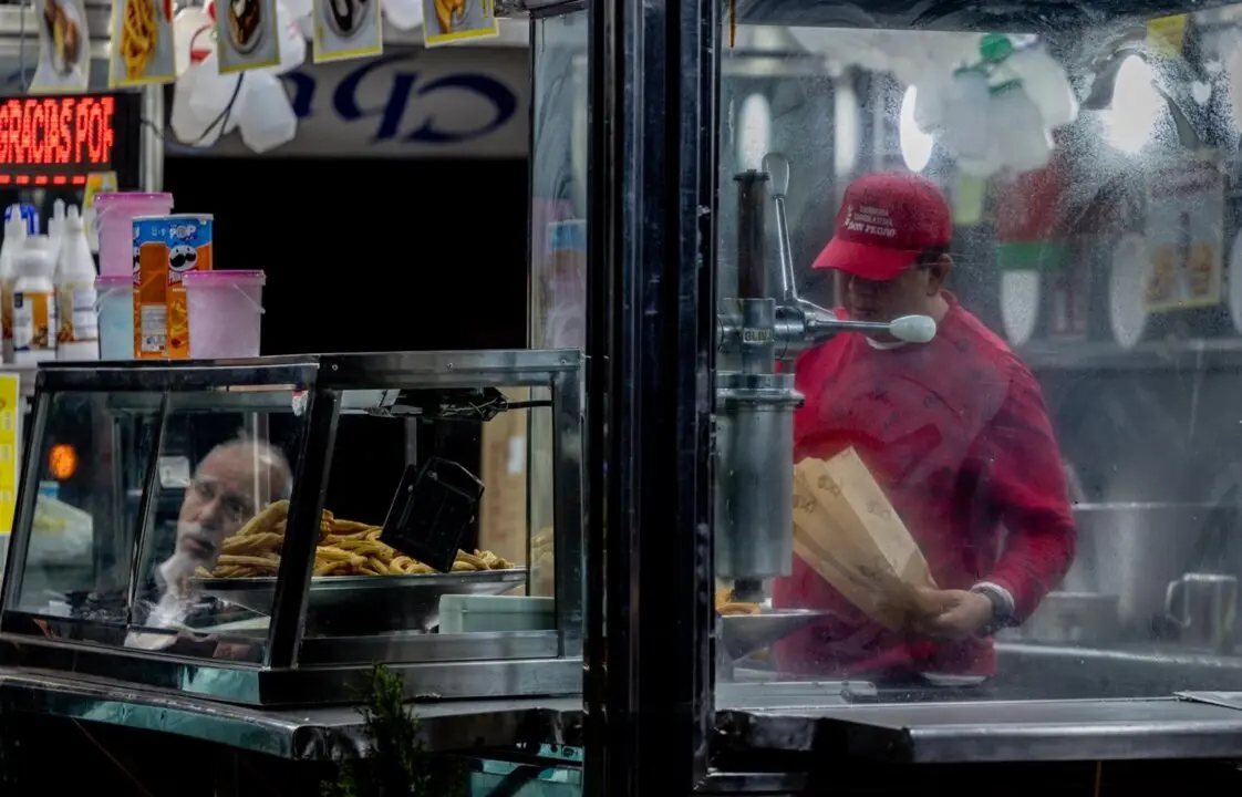  Archivo - Una persona trabajando en una churrer&iacute;a, a 3 de diciembre de 2024, en Madrid (Espa&ntilde;a). - Ricardo Rubio - Europa Press - Archivo 