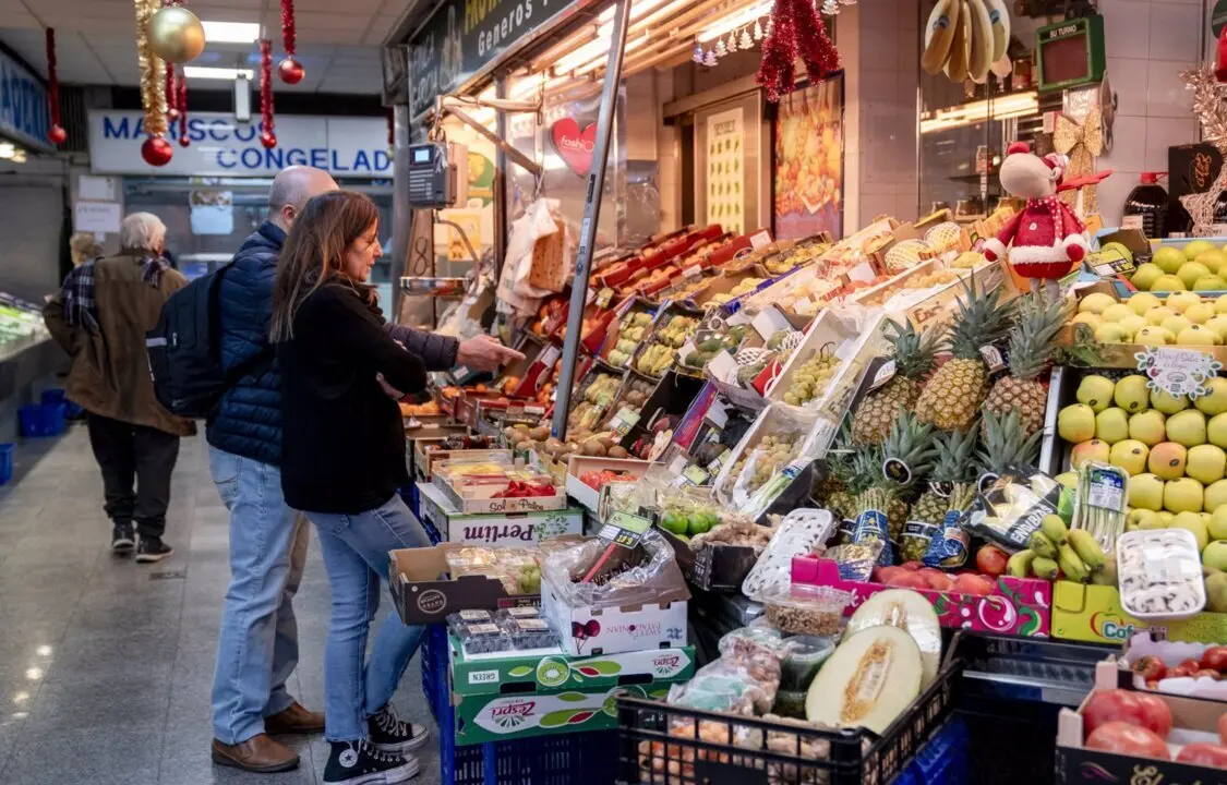  Archivo - Varias personas hacen compras en un mercado - A. P&eacute;rez Meca - Europa Press - Archivo 