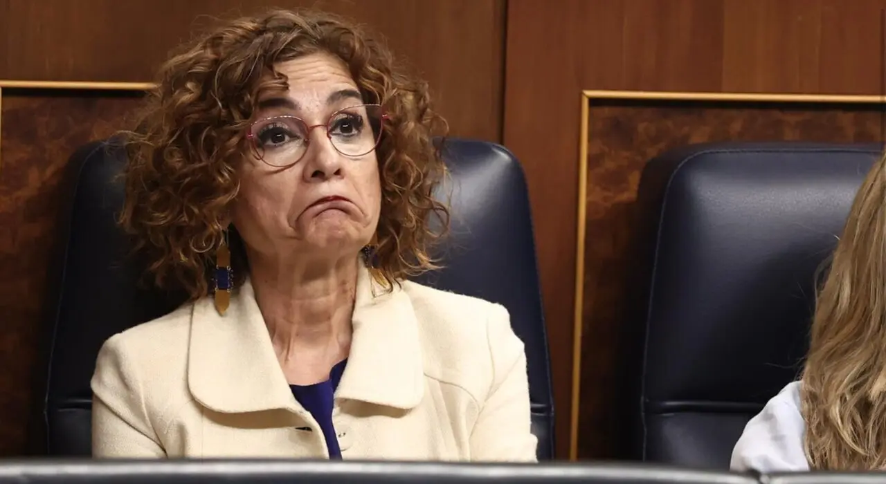  Archivo - (I-D) La vicepresidenta primera y ministra de Hacienda, Mar&iacute;a Jes&uacute;s Montero, y la vicepresidenta segunda y ministra de Trabajo y Econom&iacute;a Social, Yolanda D&iacute;az - Eduardo Parra - Europa Press - Archivo 