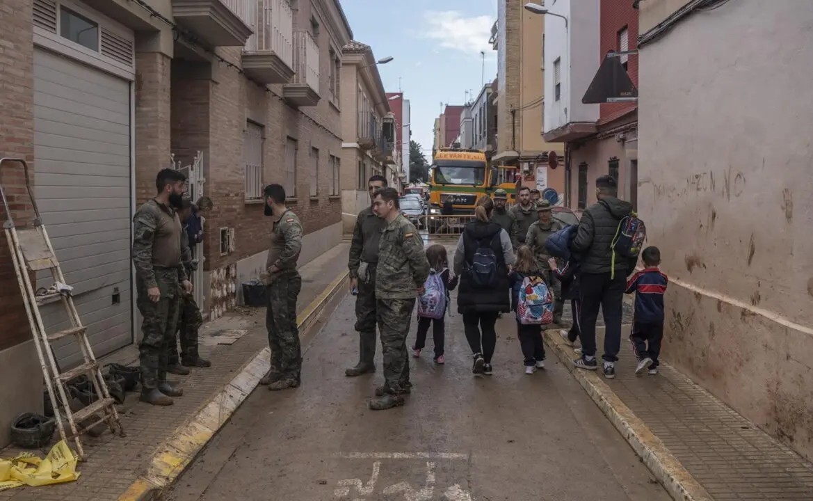  Archivo - Militares en Paiporta (Valencia) ayudando tras la dana - Jorge Gil - Europa Press - Archivo 