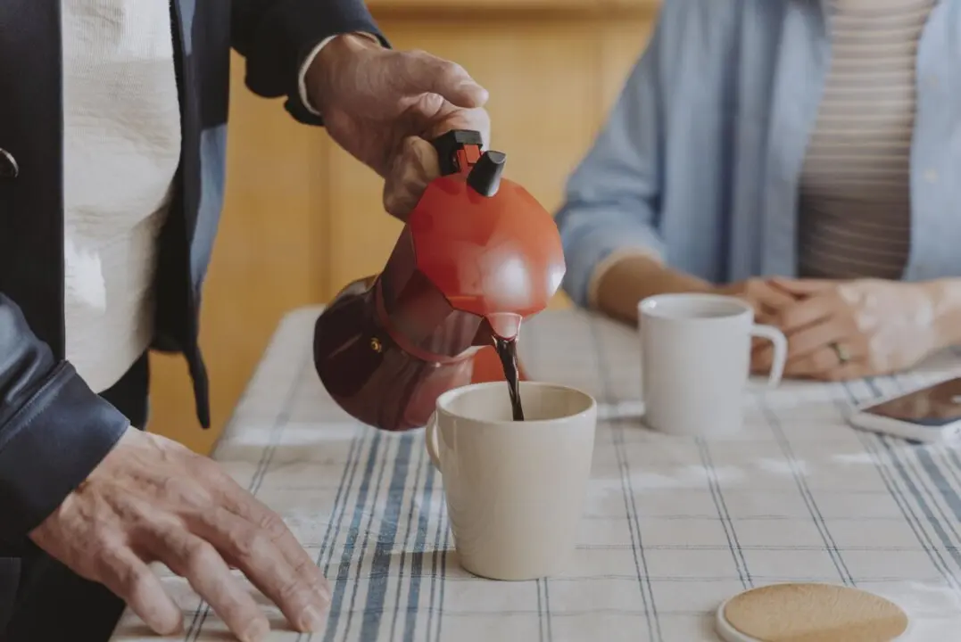  Persona echando caf&eacute;. - MARCILLA. 