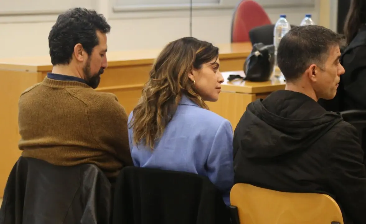  Mar&iacute;a Le&oacute;n sentada en el interior del Juzgado de lo Penal n&uacute;mero 12 de Sevilla para declarar ante el juez acusada de agredir a una polic&iacute;a local, a 14 de marzo de 2025, en Sevilla - Leandro Wassaul 