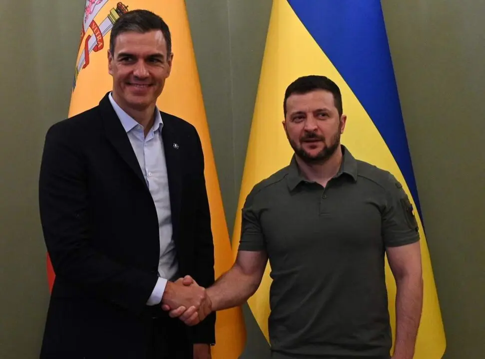  El presidente del Gobierno, Pedro S&aacute;nchez, con el mandatario ucraniano, Volodimir Zelenski, en el palacio presidencial de Kiev 