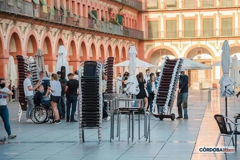  Recogida de las terrazas por la tarde antes del cierre / Pilar Gázquez. 