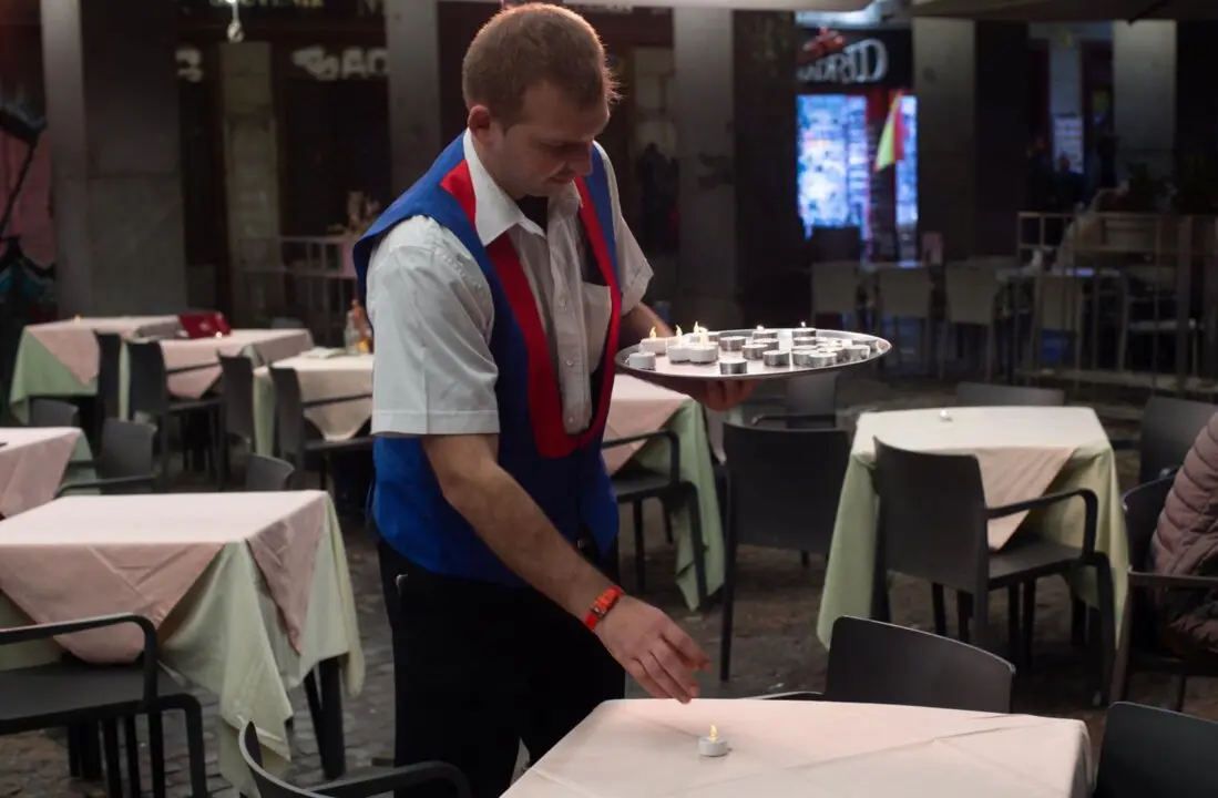 Archivo - Un camarero trabajando en una terraza de Madrid - Gustavo Valiente - Europa Press - Archivo