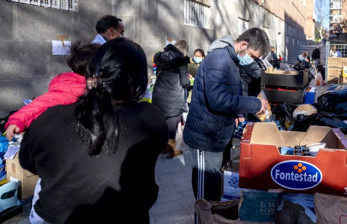  Archivo - Personas en riesgo de exclusi&oacute;n en una entrega de alimentos. - Alberto Ortega - Europa Press - Archivo 