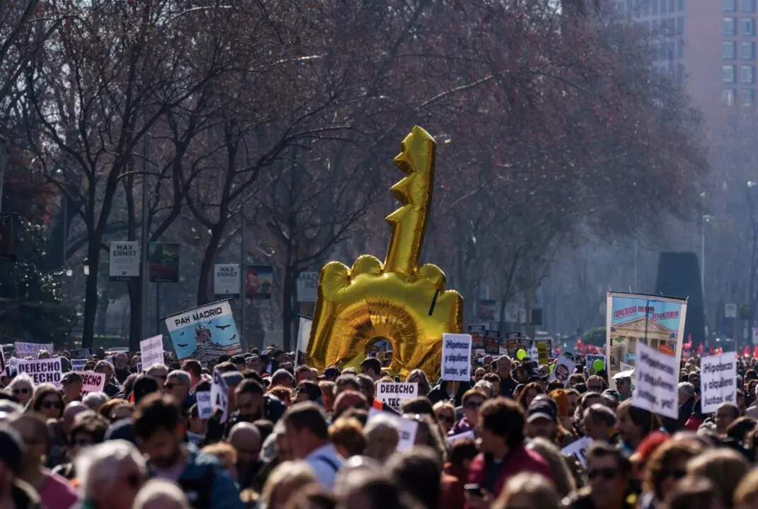  Archivo - Cientos de personas durante una manifestaci&oacute;n por una vivienda digna, a 9 de febrero de 2025, en Madrid (Espa&ntilde;a). - Matias Chiofalo - Europa Press - Archivo 