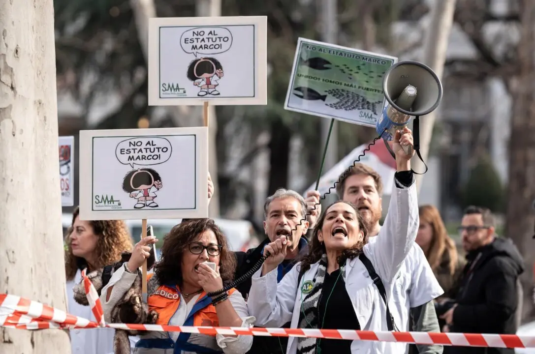  Archivo - Varias personas durante una concentraci&oacute;n de los sindicatos m&eacute;dicos frente al Ministerio de Sanidad, a 13 de febrero de 2025, en Madrid (Espa&ntilde;a) (Archivo). - Diego Radam&eacute;s - Europa Press - Archivo 