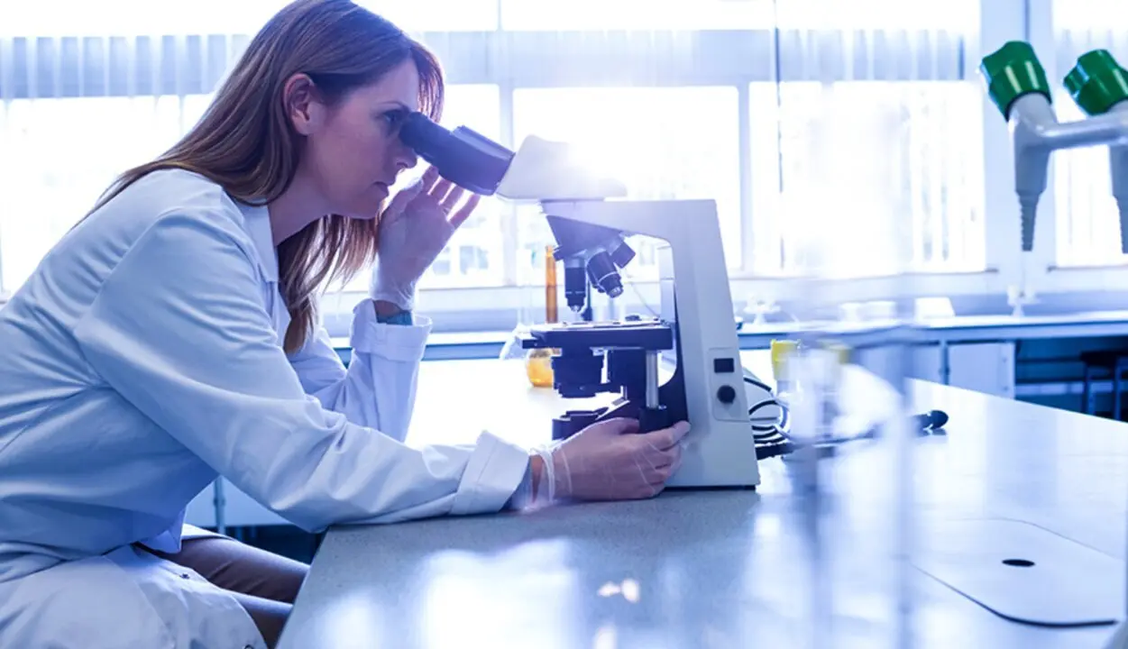  Investigadora de biotecnolog&iacute;a en un laboratorio. 