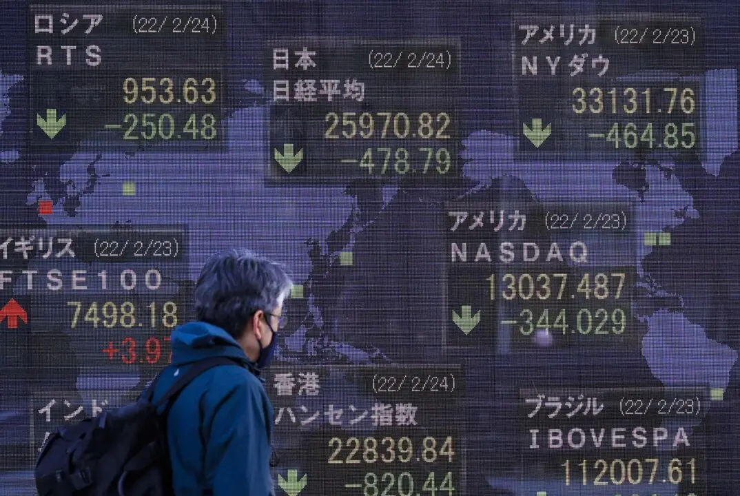  Archivo - 24 February 2022, Japan, Tokyo: A man walks past an electronic stock exchange board displaying Japan's Nikkei stock index in downtown Tokyo. Japan's Nikkei index fell below 26,000 points on Thursday for the first time since November 2020 after R - Rodrigo Reyes Marin/ZUMA Press W / DPA - Archivo 
